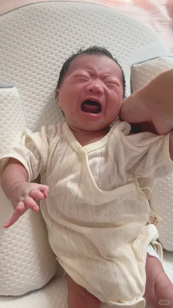如何判斷新生兒哭鬧是真餓還是鬧情緒？新手爸媽必學安撫技巧完整教學