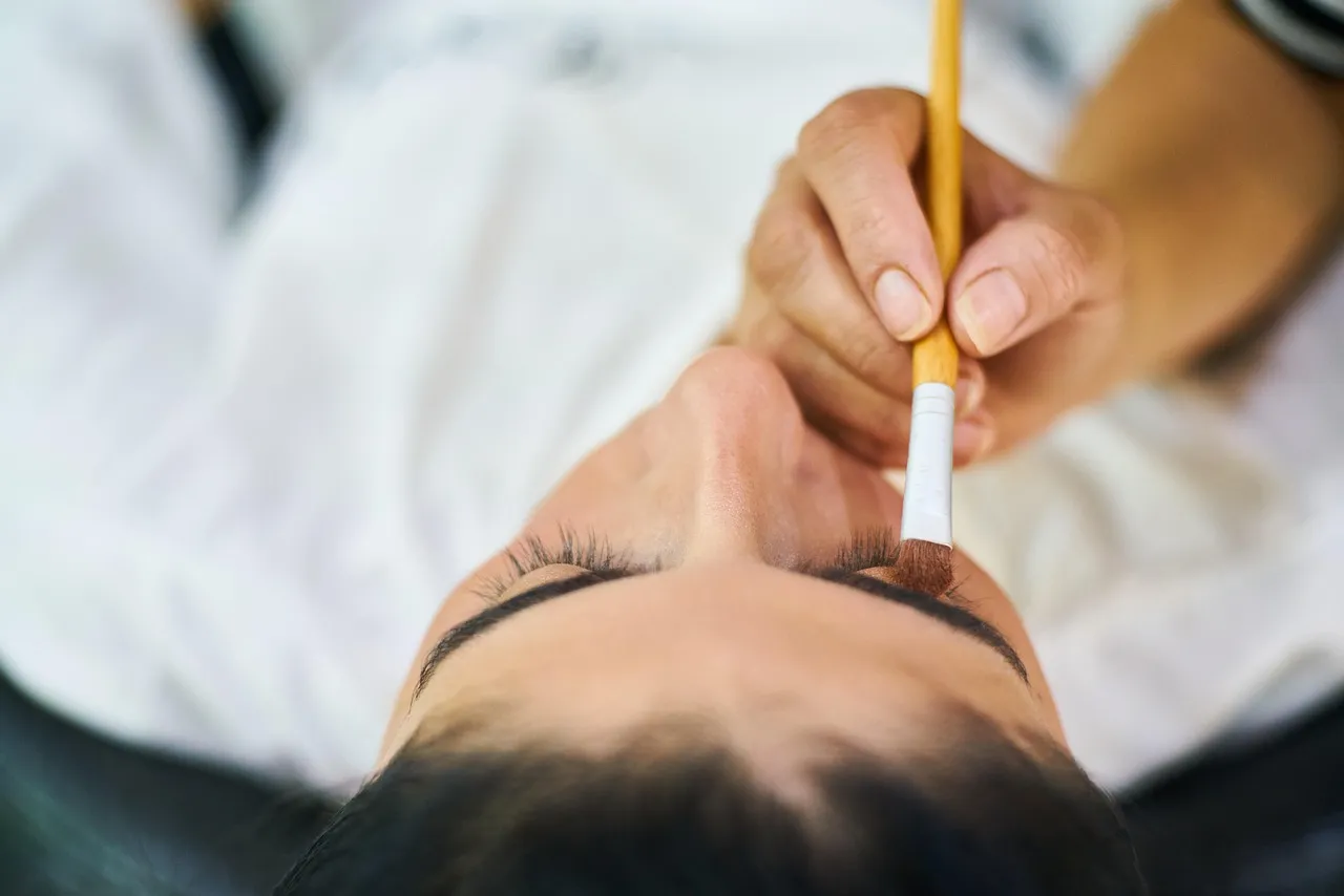 如何選擇合適的美容院修眉服務？十年資深師傅的完整教學指南