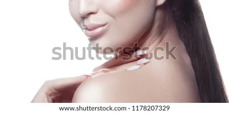 為什麼妝後臉部容易浮粉與脫皮？完整攻略：保養、底妝、手法全解析！