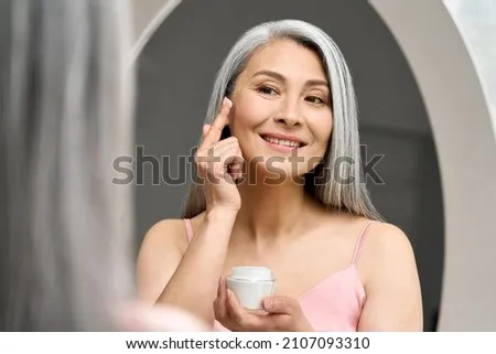 25歲就要用眼霜？揭秘眼下乾紋3大元兇，選對第一支抗初老眼霜！