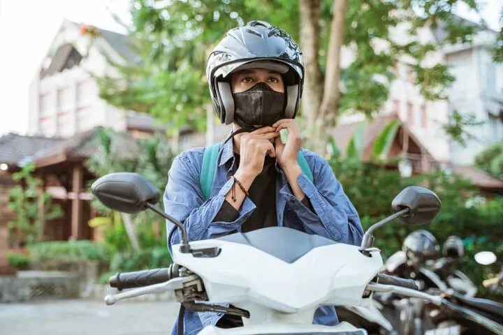 安全帽悶住的下巴、額頭狂長痘?機車族的肌膚問題,我們懂。