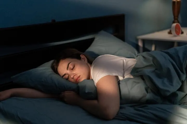 睡眠品質對頭皮健康與外泌體養護的影響:為什麼熬夜會讓幾萬塊的療程「無效」?