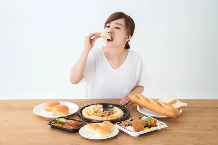 「情緒化飲食」正在控制妳嗎?深夜暴食與壓力型掉髮的連鎖反應