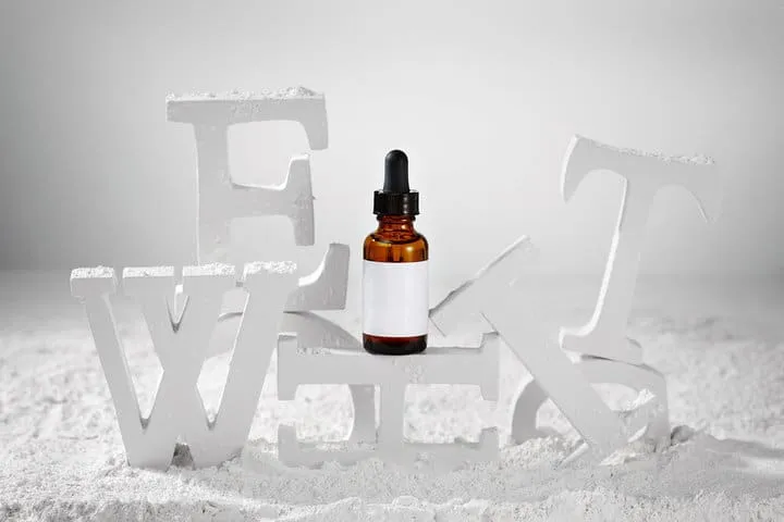 美白精華怎麼擦才有效?白天可以用嗎?破解感光變黑迷思與成分挑選全攻略