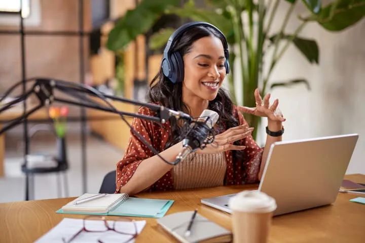 聽 Podcast、白噪音真的能提升專注?揭開聲音療癒對「腦壓」與「頭皮緊繃」的生理影響