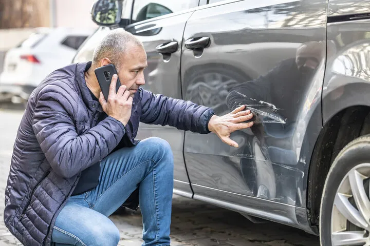 車子被刮報警:何時該報案?