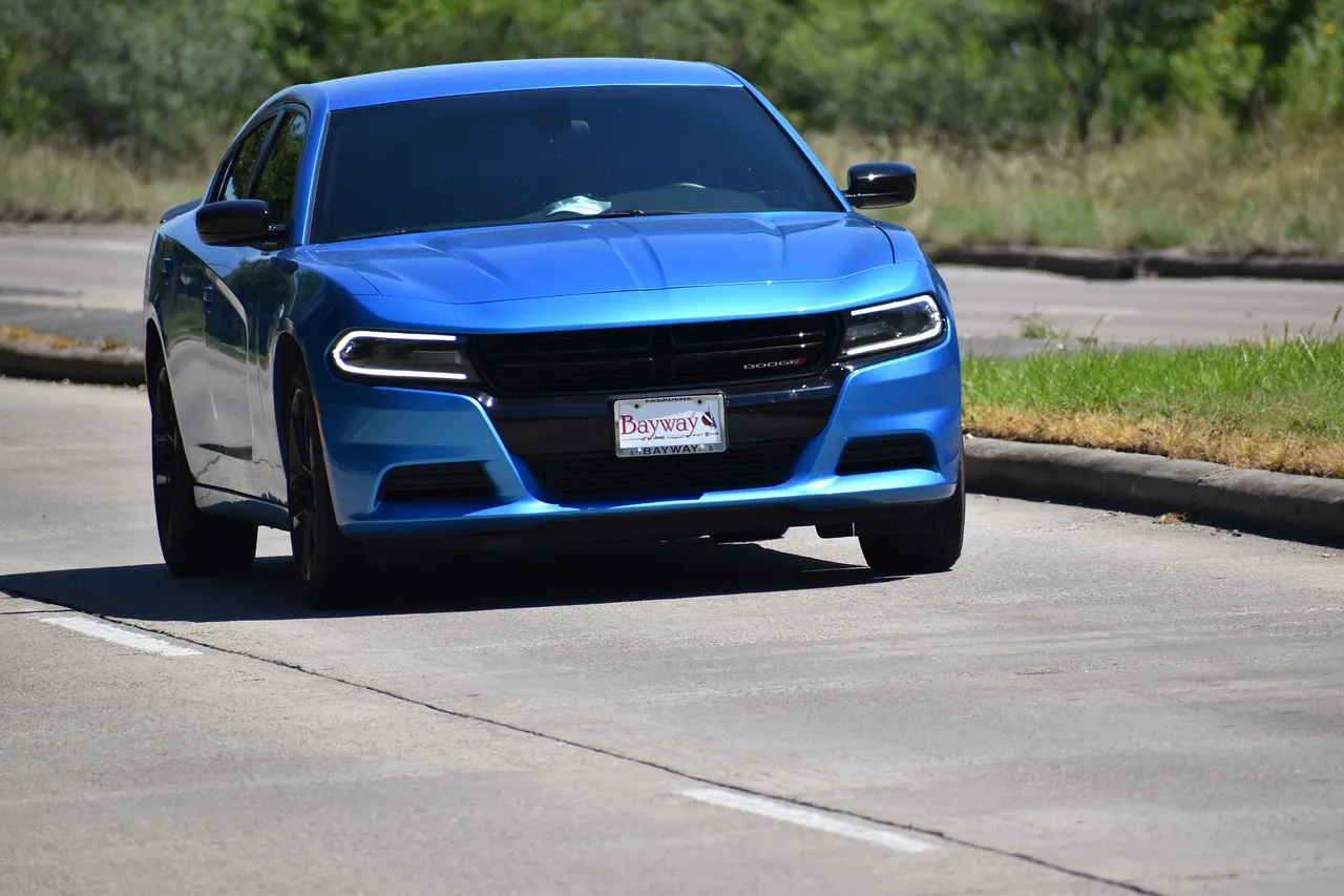 Ford Mustang與Chevrolet Camaro肌肉車對比：性能專家深度解析，選車攻略