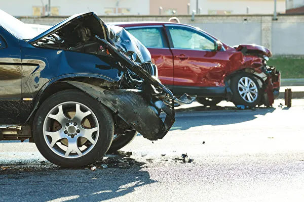 高雄路竹驚悚車禍！野狗竄出釀1死2傷悲劇，行車安全警示！