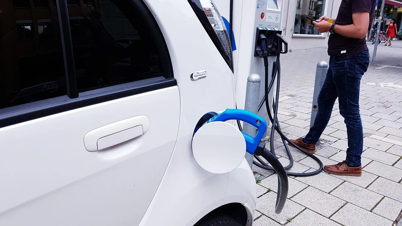 Tesla Model 3與Polestar 2：豪華電動轎車選購攻略，如何聰明選？