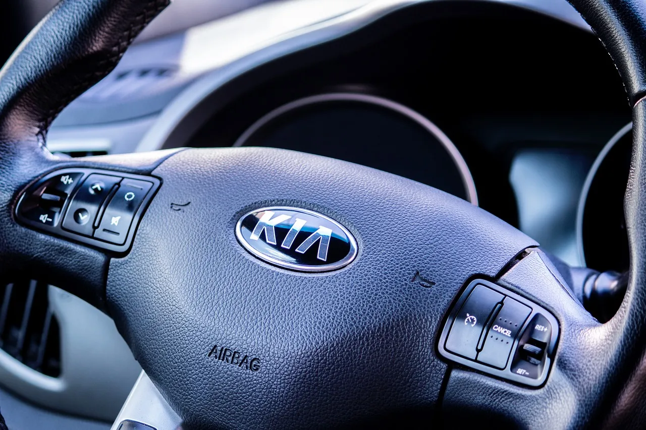 Volkswagen Arteon與Kia Stinger運動型轎車比較：高效選車指南，性能、舒適與科技深度評測
