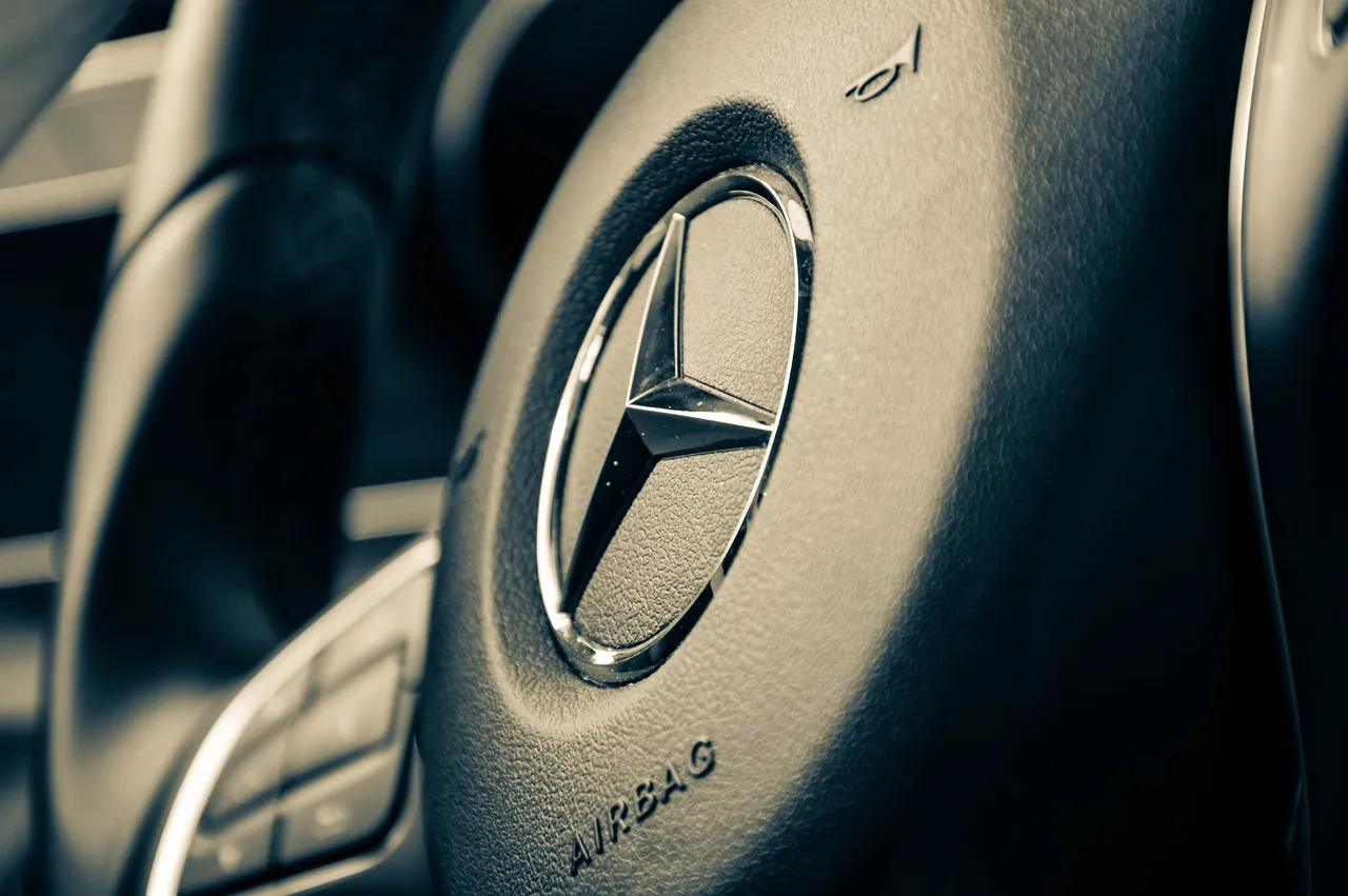 BMW X1與Mercedes-Benz GLA豪華小型SUV比較：高效購車指南，深度分析空間、性能與成本