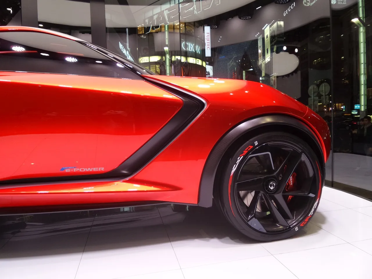 Nissan Rogue與Ford Escape跨界SUV性能比較:高效動力、科技配置與安全性能深度評測