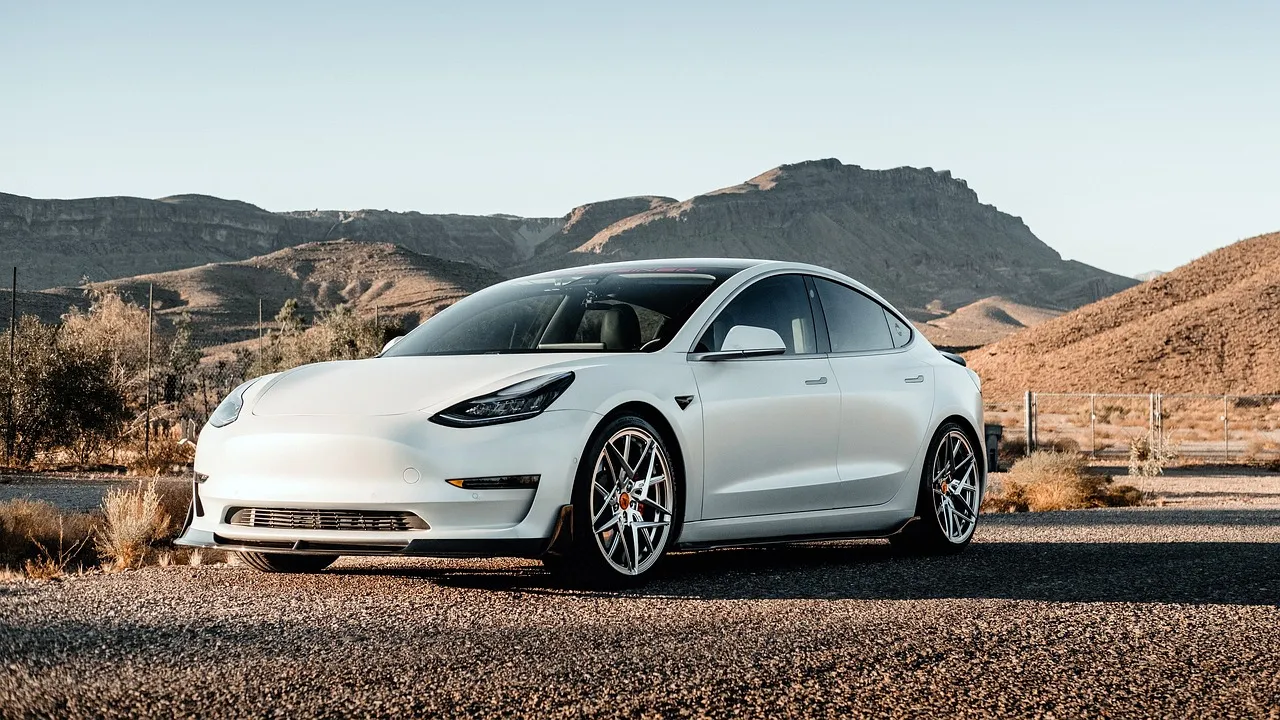 Tesla Model X與BMW iX豪華電動SUV巔峰對決!高效選購指南:價格、續航、越野能力深度比較