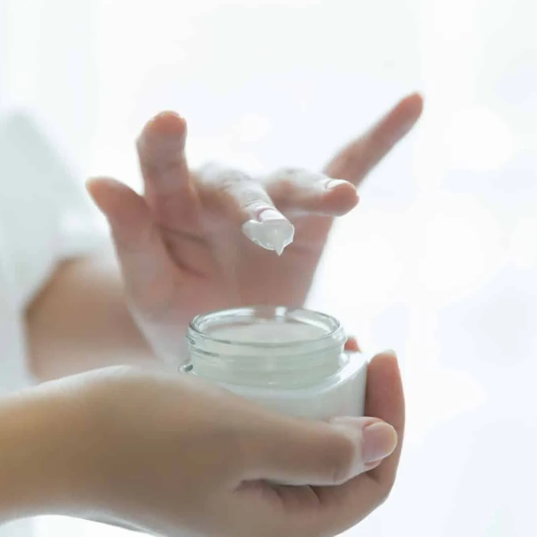 精華液後一定擦乳液？皮膚科醫師告訴你的正確順序