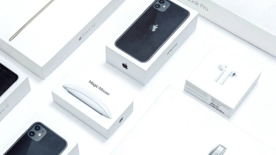 電子產品防護包材在明亮工作檯上的包裝示意圖