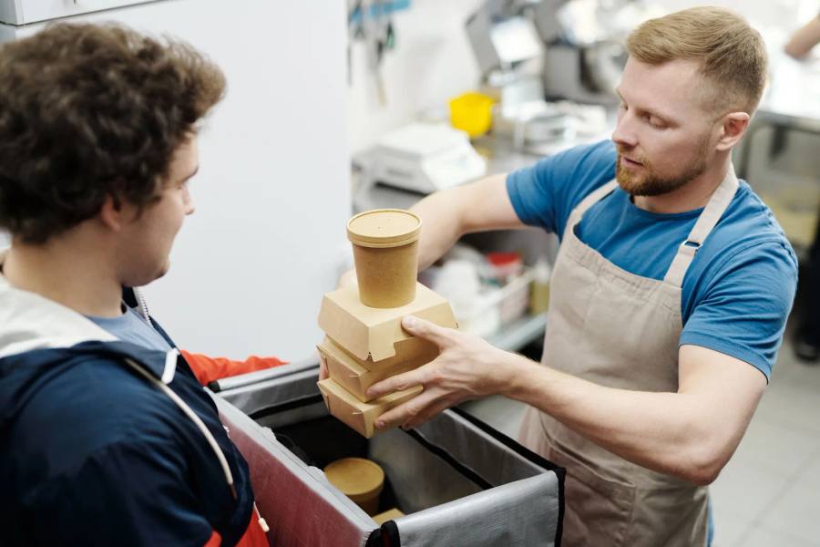 食品包裝容器在明亮工作檯上的包裝示意圖