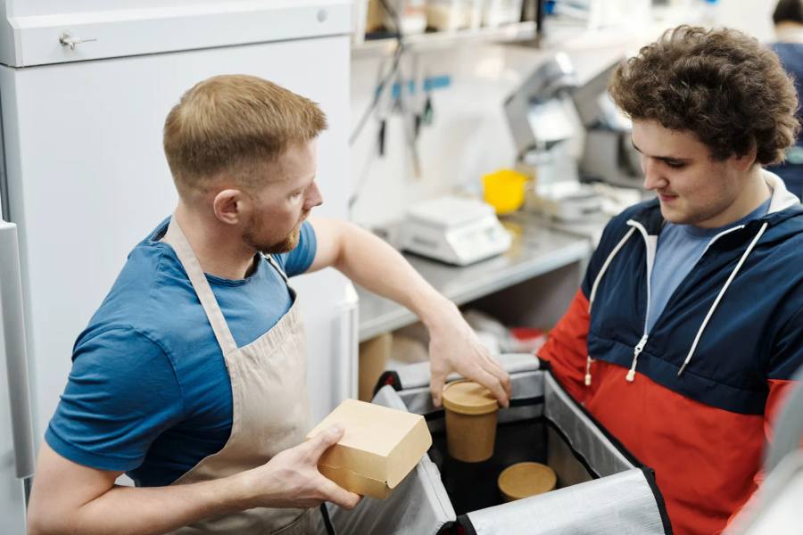 食品包裝容器打包過程的包裝示意圖
