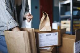 快遞破壞袋用於商品包裝的示意圖
