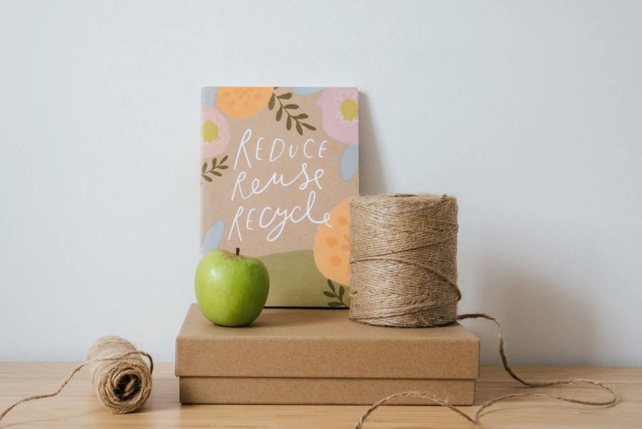 包裝材料放在木桌上的包裝示意圖