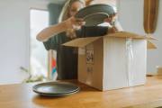 食品包裝容器放在木桌上的包裝示意圖