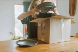 食品包裝容器放在木桌上的包裝示意圖