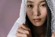 女性與氣泡布特寫的包裝示意圖