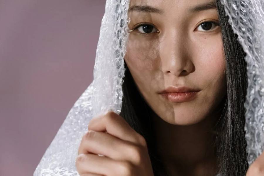 女性與氣泡布特寫的包裝示意圖