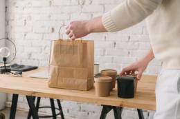 食品包裝容器放在木桌上的包裝示意圖