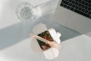 食品包裝容器在明亮工作檯上的包裝示意圖