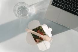 食品包裝容器在明亮工作檯上的包裝示意圖