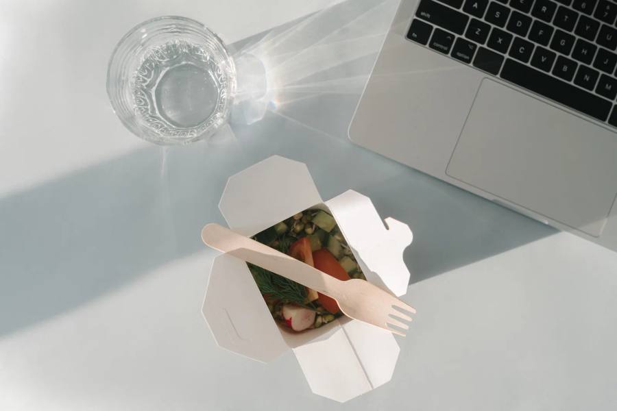 食品包裝容器在明亮工作檯上的包裝示意圖