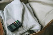電子產品防護包材放在木桌上的包裝示意圖