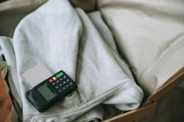 電子產品防護包材放在木桌上的包裝示意圖