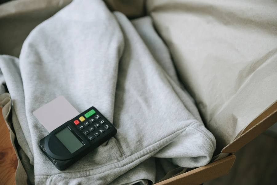電子產品防護包材放在木桌上的包裝示意圖